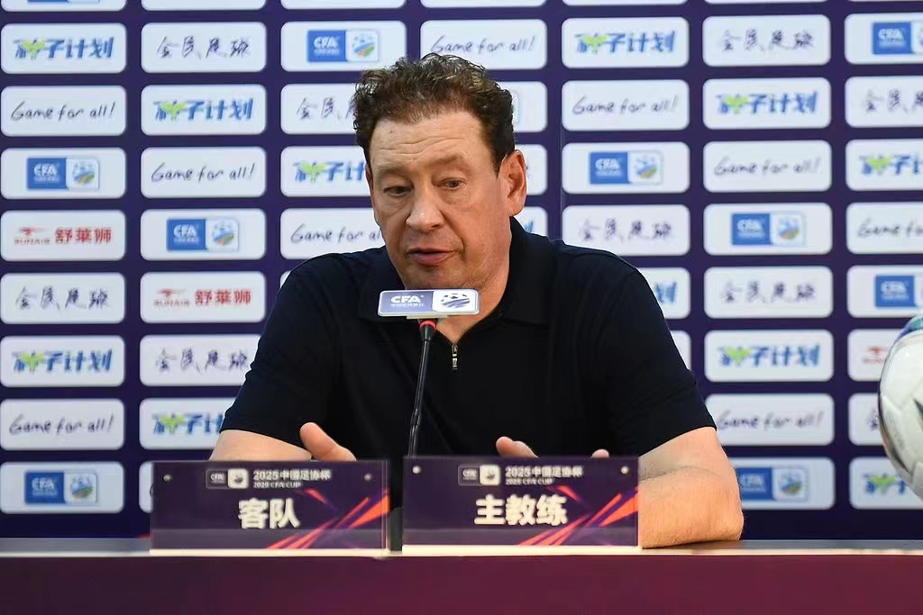 斯卢茨基：感谢申花球迷让我们仿佛置身主场，于汉超是魔术师