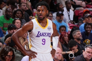 九游体育app官方下载-6次失误太多了！布朗尼半场1中0未得分 拿到2板3助