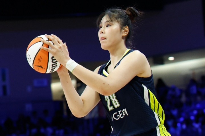 九游体育app-命运如此捉弄！李月汝刚得分生涯新高 下一场就受伤 之后赛季报销